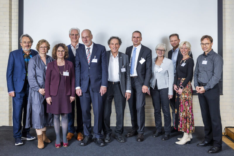 Verleihung des Deutschen Psychologie Preises an Prof. Dr. Ulrich Wagner. Von links: Prof. Dr. Gert Scobel, Thordis Bethlehem, Dr. Meltem Avci-Werning, Erich Marks, Prof. Dr. Ulrich Wagner, Prof. Dr. Dieter Frey, Prof. Dr. Stefan Schulz-Hardt, Dr. Andrea Benecke, Prof. Dr. Kai Sassenberg, Prof. Dr. Eva-Lotta Brakemeier, Ralph Schliewenz.